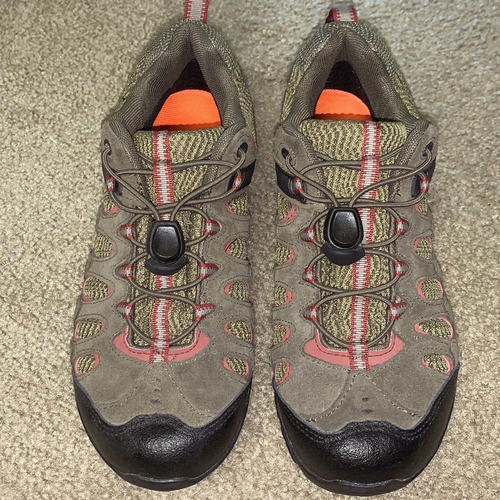 MERRELL WATERPROOF HIKING SHOES NEW WITH NO TAG NO BOX SIZE 9